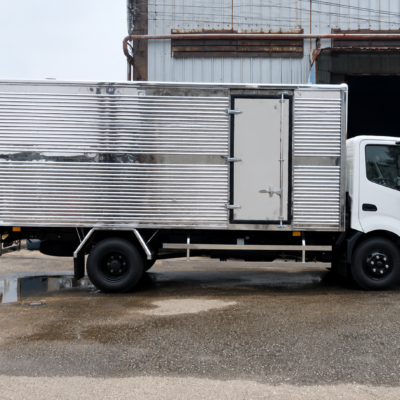 Xe Tải Hino XZU730L Euro 5 5 Tấn Thùng Kín