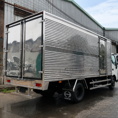 Xe Tải Hino XZU730L Euro 5 5 Tấn Thùng Kín